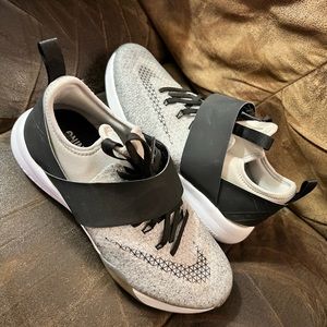 Women’s 6.5 Nike Zoom Sneaker